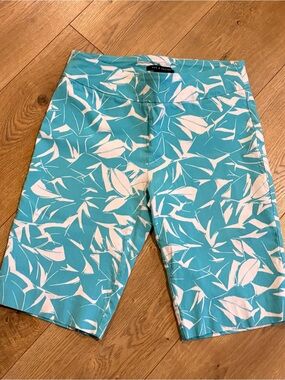 Zac & Rachel Women’s Bermuda Shorts pull on Size 8 Blue White Floral Mid Rise